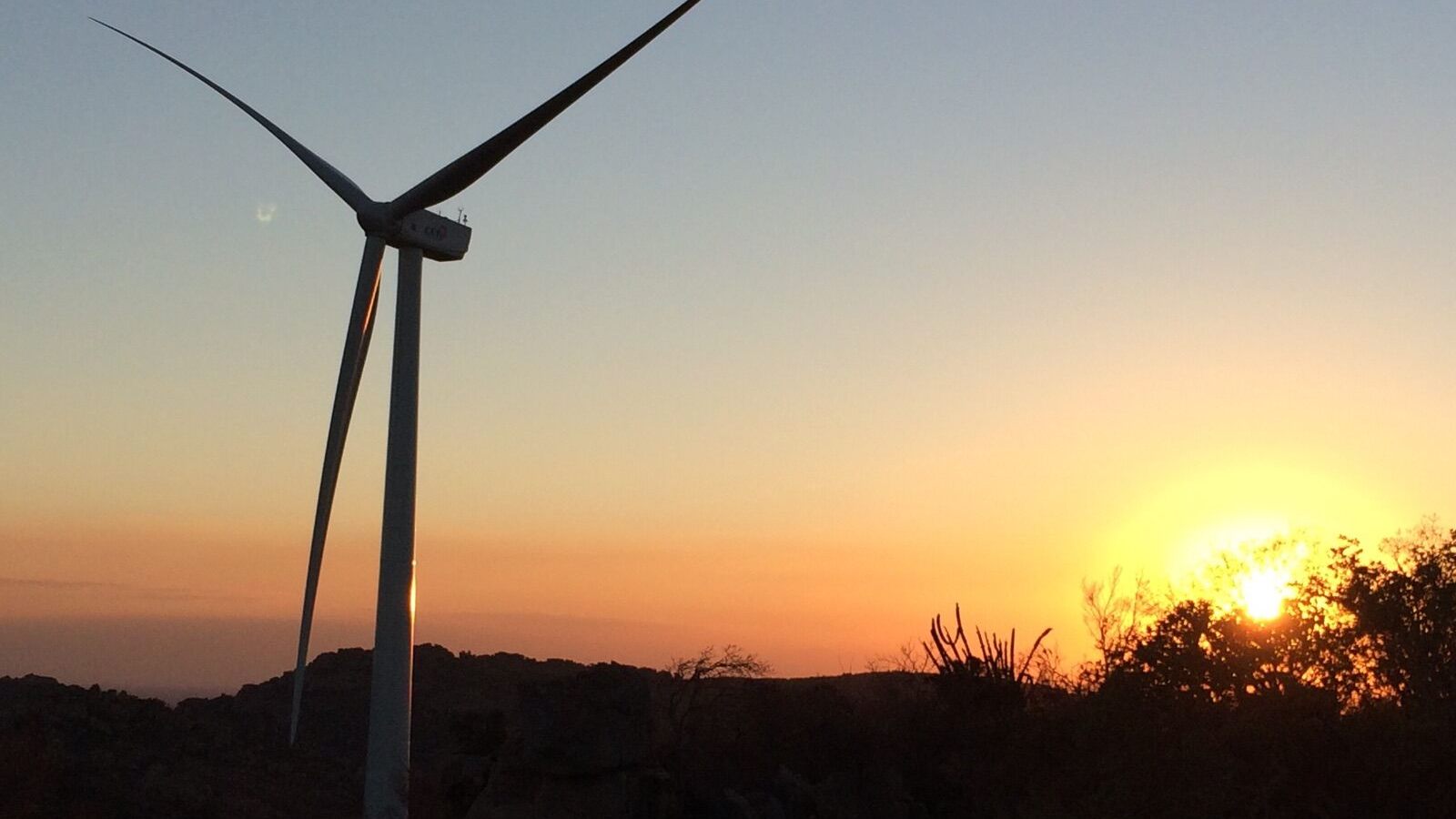 Aerogerador do Complexo Assuruá ao pôr do sol, na Bahia