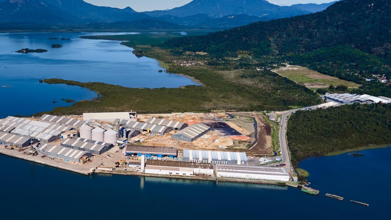 Vista aérea do porto e da baía em Antonina, no Paraná