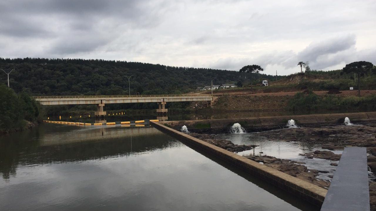 Barragem e vertedouro da PCH Chapecozinho, em Santa Catarina