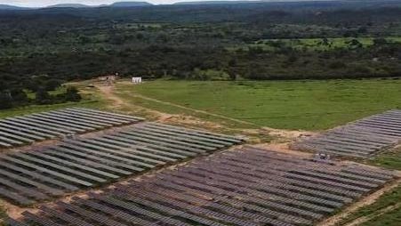 Vista aérea de usina solar de geração distribuída