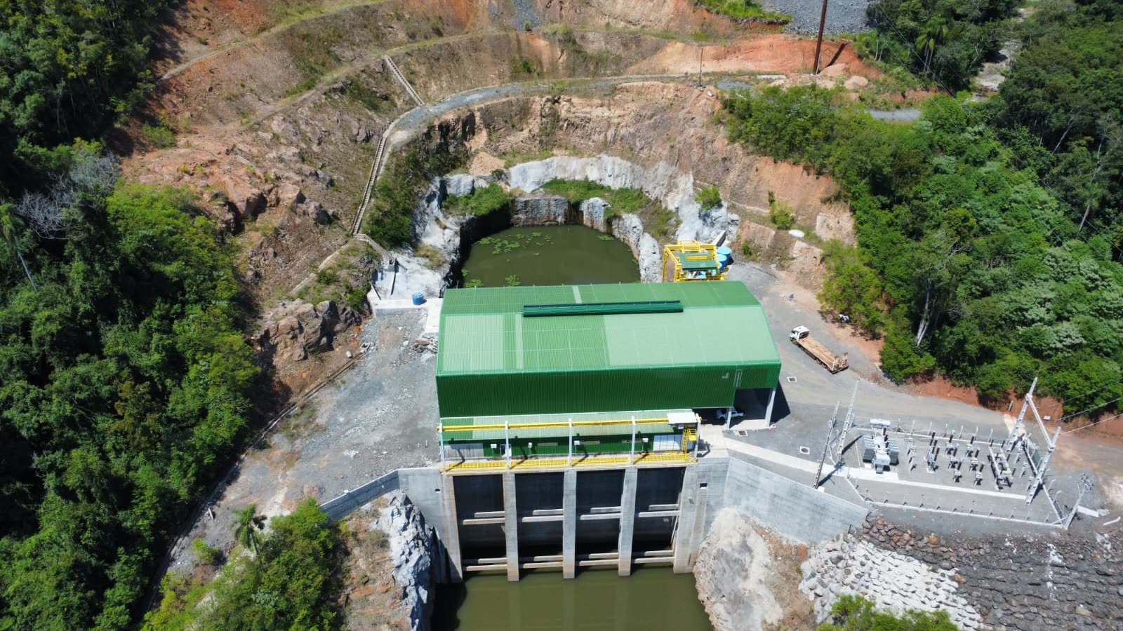 Vertedouro de usina hidrelétrica em operação no Sul do Brasil
